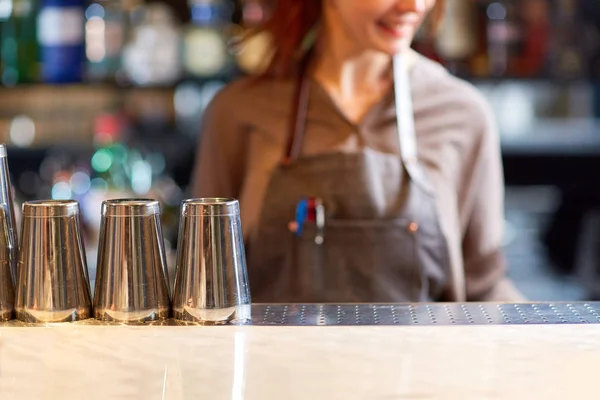 Donna barista e agitatori al bar — Foto Stock