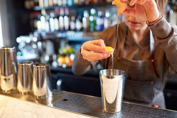 Barista con shaker preparare cocktail al bar — Foto Stock