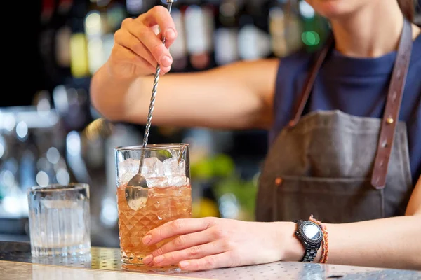 Barman z otwieracz do butelek i szklanych o bar — Zdjęcie stockowe