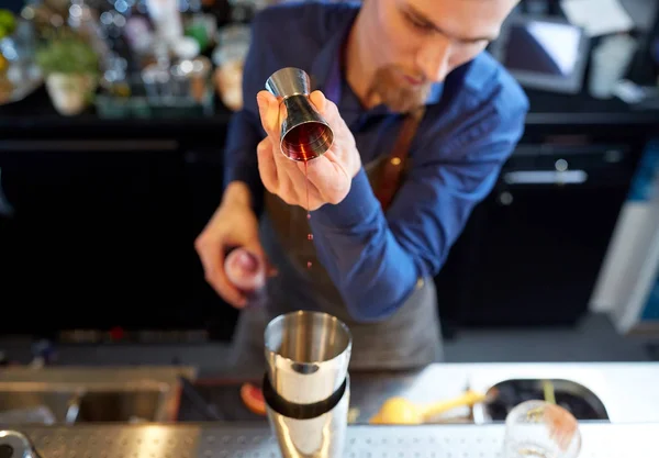 Barista con shaker preparare cocktail al bar — Foto Stock