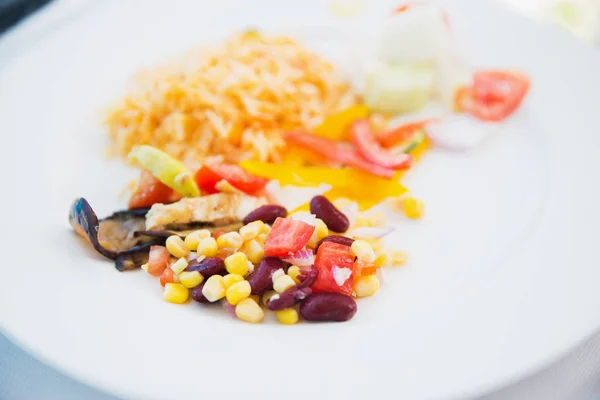 盘子里的蔬菜沙拉 — 图库照片
