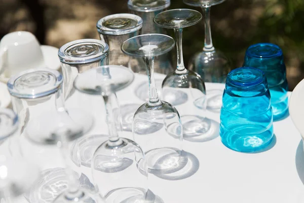Muchos vasos limpios al revés en la mesa —  Fotos de Stock