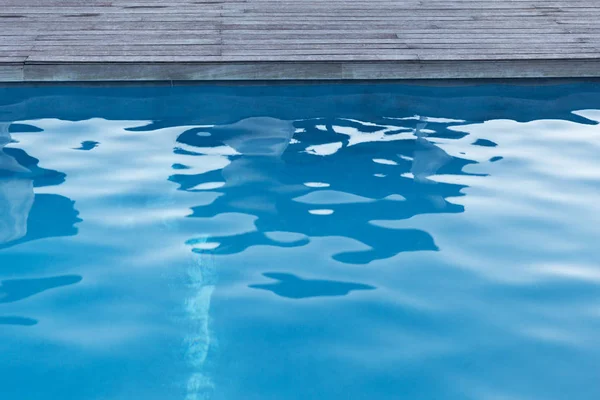 Primer plano de la piscina al aire libre de agua azul — Foto de Stock