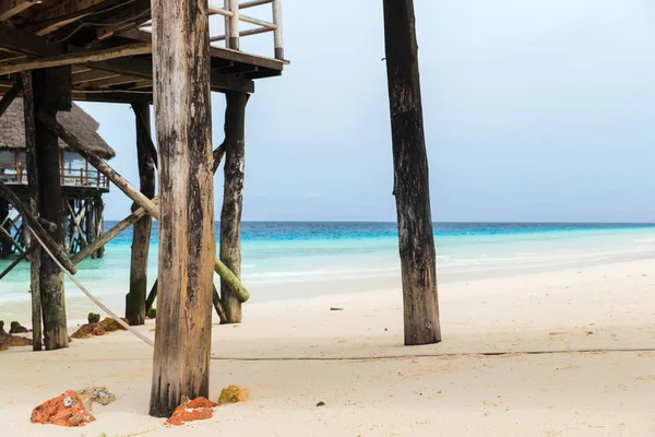 Bungalows ou casas de palafitas na praia de resort tropical — Fotografia de Stock