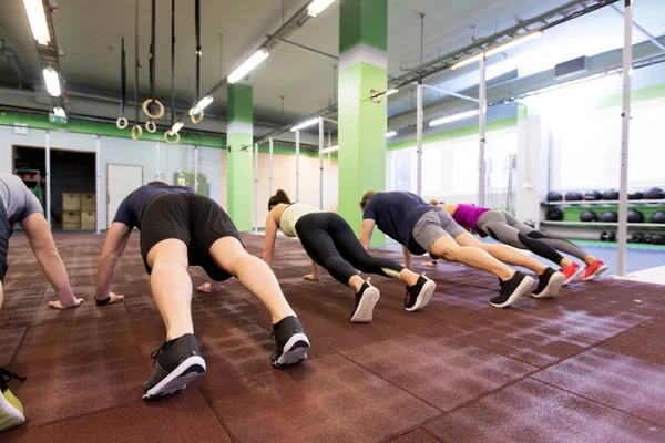 Grupp personer som tränar på gym — Stockfoto