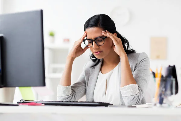 Mujer de negocios estresada con computadora en la oficina —  Fotos de Stock