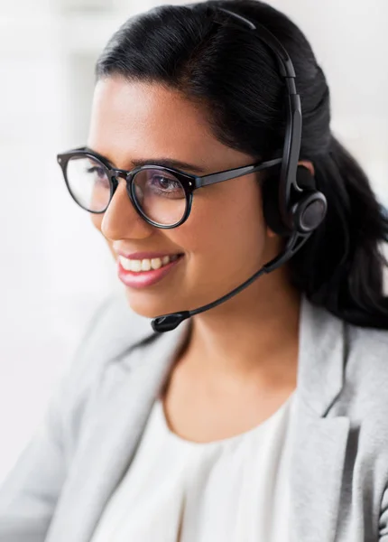 Geschäftsfrau mit Headset redet im Büro — Stockfoto