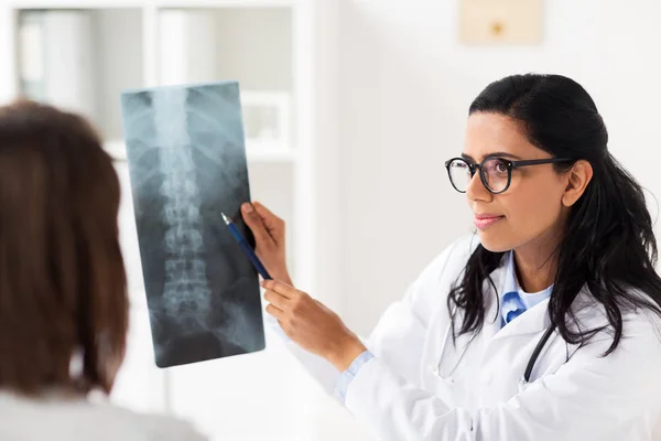 Médico y paciente con radiografía de columna vertebral en el hospital — Foto de Stock