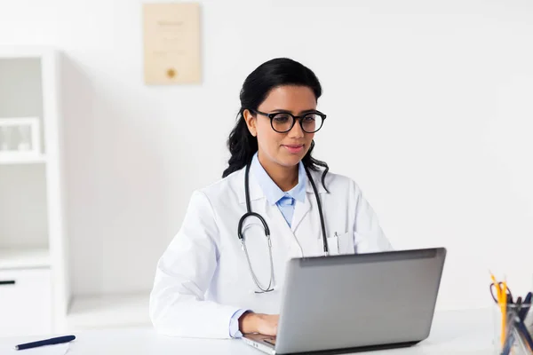 Female doctor with laptop at hospital — Stock Photo, Image