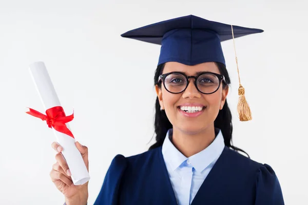 Happy bakalářské žena v slavnostní pokrývka hlavy s diplomy — Stock fotografie