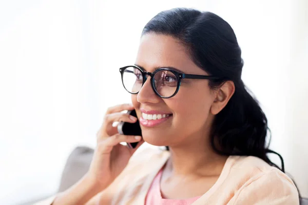 Mujer india feliz llamando en el teléfono inteligente en casa —  Fotos de Stock