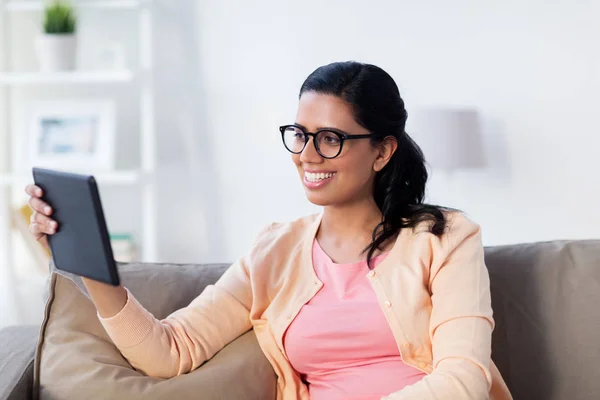 Mujer india feliz con la tableta PC en casa — Foto de Stock