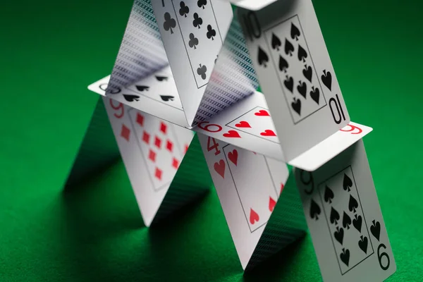 Close up of house of playing cards on green cloth — Stock Photo, Image