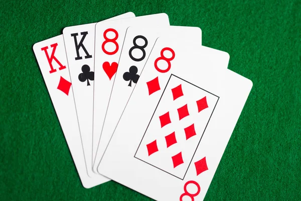 Покерная рука игральных карт на зеленой ткани казино — стоковое фото