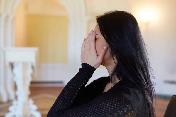Unglückliche weinende Frau bei Beerdigung in Kirche — Stockfoto