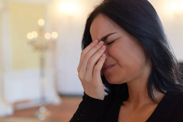 Femme pleure malheureuse aux funérailles à l'église — Photo