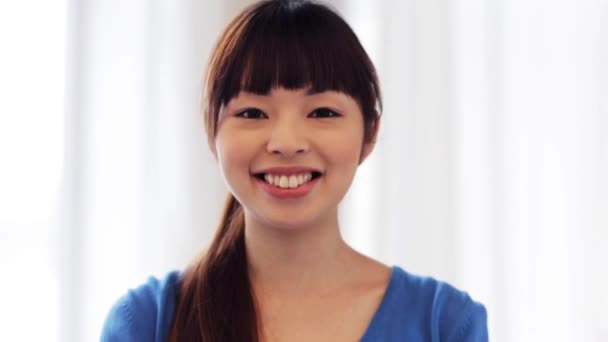 Heureux sourire asiatique jeune femme — Video