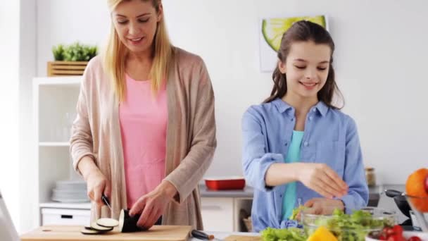 Gelukkig familie koken diner thuis keuken — Stockvideo