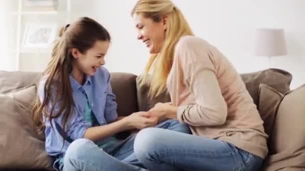 Família feliz se divertindo e fazendo cócegas em casa — Vídeo de Stock