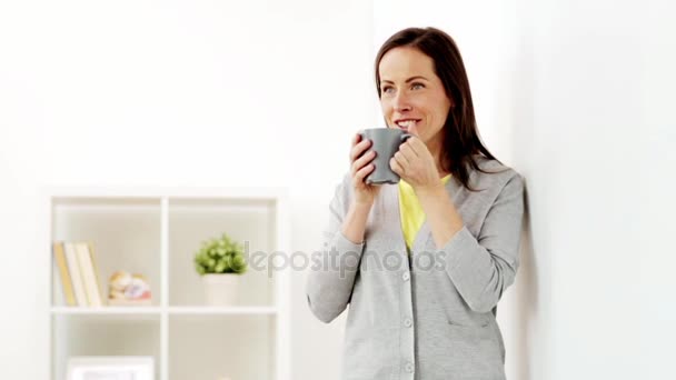 Mujer feliz bebiendo té o café en casa — Vídeos de Stock