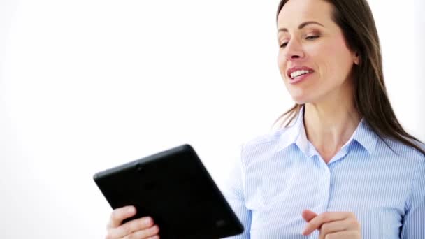 Улыбающаяся деловая женщина с планшетным компьютером — стоковое видео