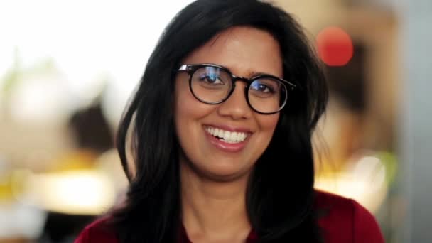 Gesicht einer glücklich lächelnden jungen Frau mit Brille — Stockvideo