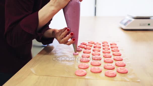 Chef with injector squeezing macaron batter — Stock Video