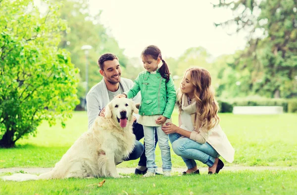 Szczęśliwa rodzina z Labrador Retriever Dog w parku — Zdjęcie stockowe