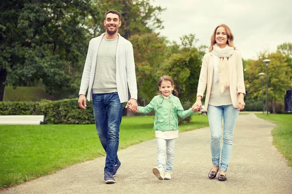 Boldog család séta a nyári parkban — Stock Fotó