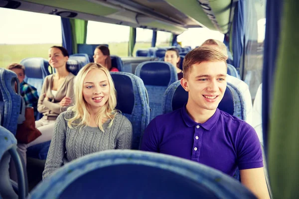 Pareja feliz o pasajeros en autobús de viaje —  Fotos de Stock