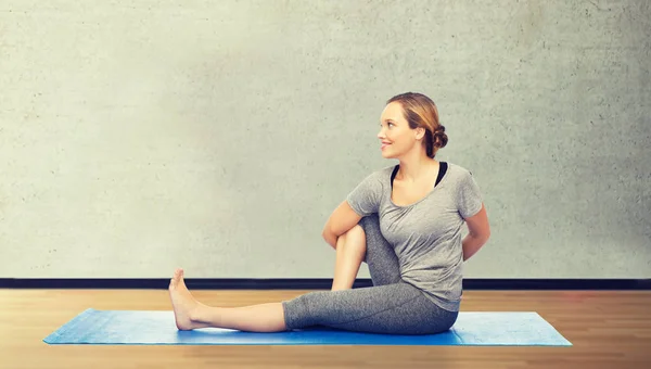 Yoga mat büküm poz yapma kadın — Stok fotoğraf