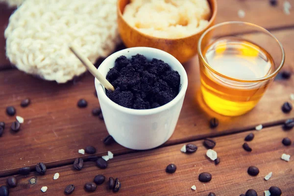 Primer plano del exfoliante de café en taza y miel en madera —  Fotos de Stock