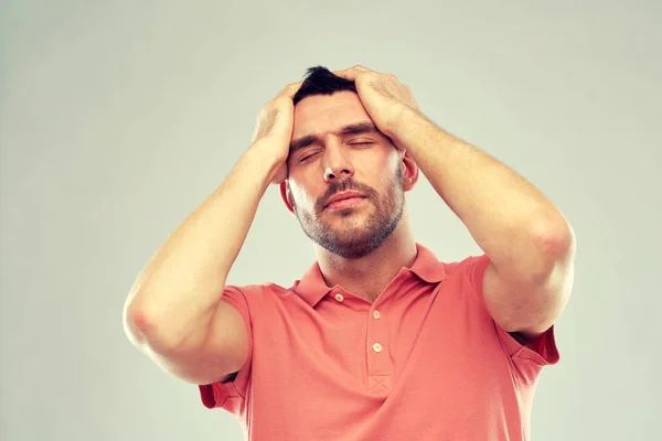 Homem infeliz que sofre de dor de cabeça — Fotografia de Stock