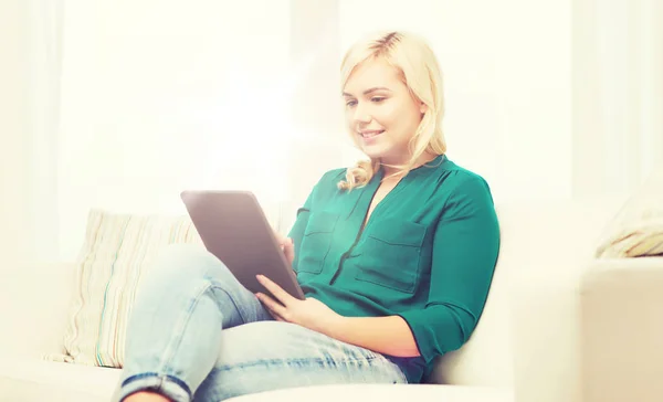 Donna sorridente con tablet pc a casa — Foto Stock