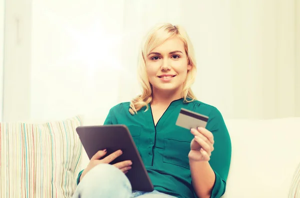 Šťastná žena s tablet pc a kreditní karty — Stock fotografie