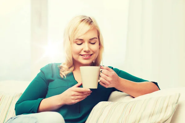 Feliz joven en casa — Foto de Stock