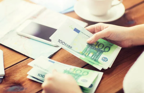Primo piano delle mani dei viaggiatori contando i soldi in euro — Foto Stock