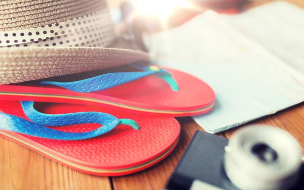 Närbild på resa karta, flip-flops, hatt och kamera — Stockfoto