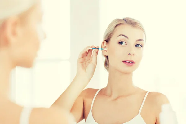 Femme nettoyage oreille avec coton-tige à la salle de bain — Photo