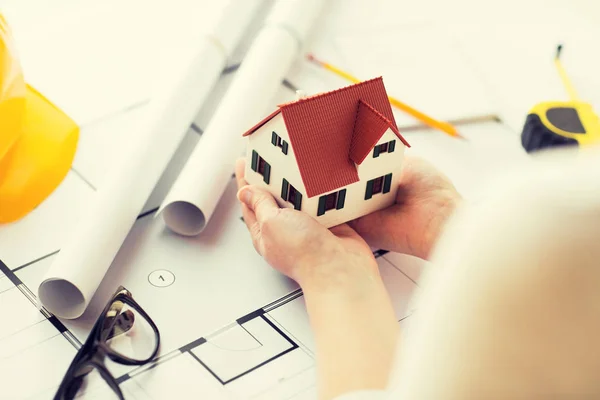 Närbild på händerna med hus modell ovan blueprint — Stockfoto