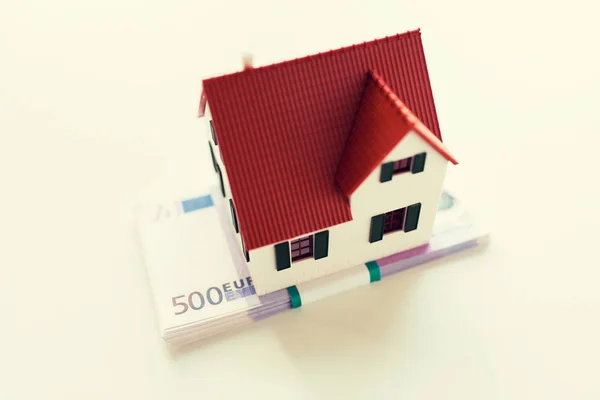 Primer plano de casa o modelo de casa y dinero — Foto de Stock