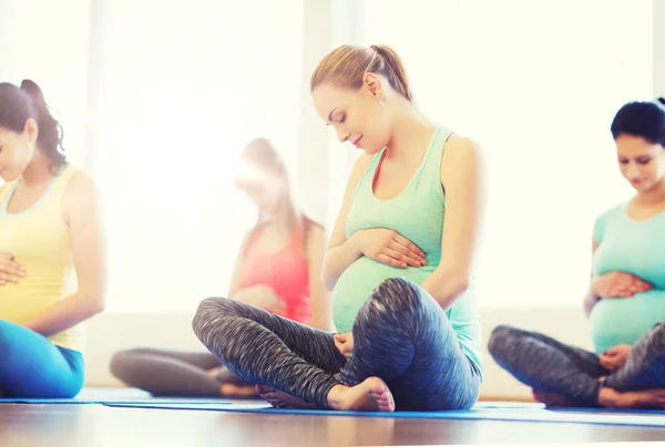 Szczęśliwy, kobiet w ciąży, ćwiczenia jogi w siłowni — Zdjęcie stockowe