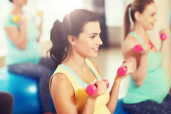 Femmes enceintes heureux faisant de l'exercice sur fitball dans la salle de gym — Photo