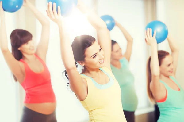 Glückliche Schwangere beim Training mit Ball im Fitnessstudio — Stockfoto