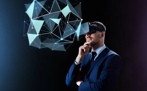 Hombre de negocios en auriculares de realidad virtual sobre negro — Foto de Stock