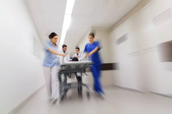 Medics and patient on hospital gurney at emergency — Stock Photo, Image