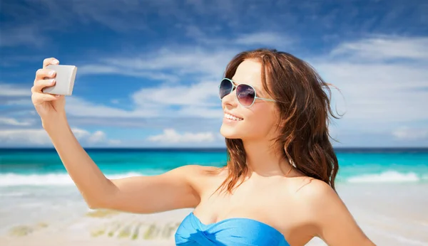 Kobieta w strój kąpielowy przy selfie z smatphone — Zdjęcie stockowe