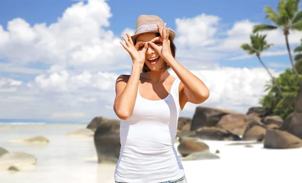 Glückliche junge Frau mit Hut am Sommerstrand — Stockfoto