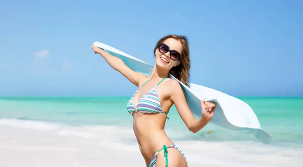 Mulher de biquíni e óculos de sol com pareo na praia — Fotografia de Stock