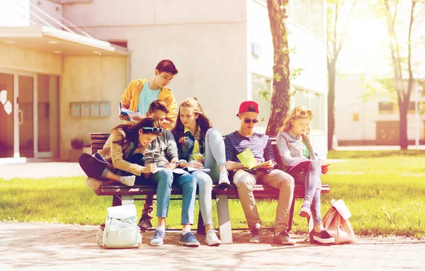 Grupo de estudiantes con cuadernos en el patio de la escuela — Foto de Stock